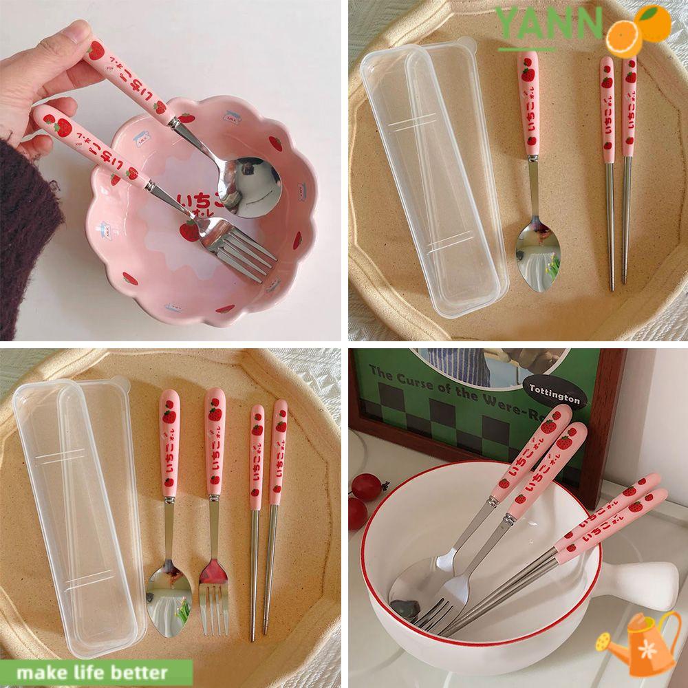 Bộ Dụng Cụ Ăn Uống 1 Món Họa Tiết Dâu Tây Dễ Thương Tiện Dụng Mang Theo
