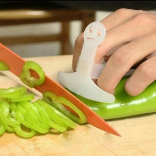 Dụng cụ bảo vệ ngón tay khi cắt thái
