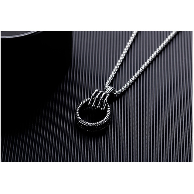 Dây chuyền nam titanium hiphop hình bàn tay nắm nhẫn cực đẹp