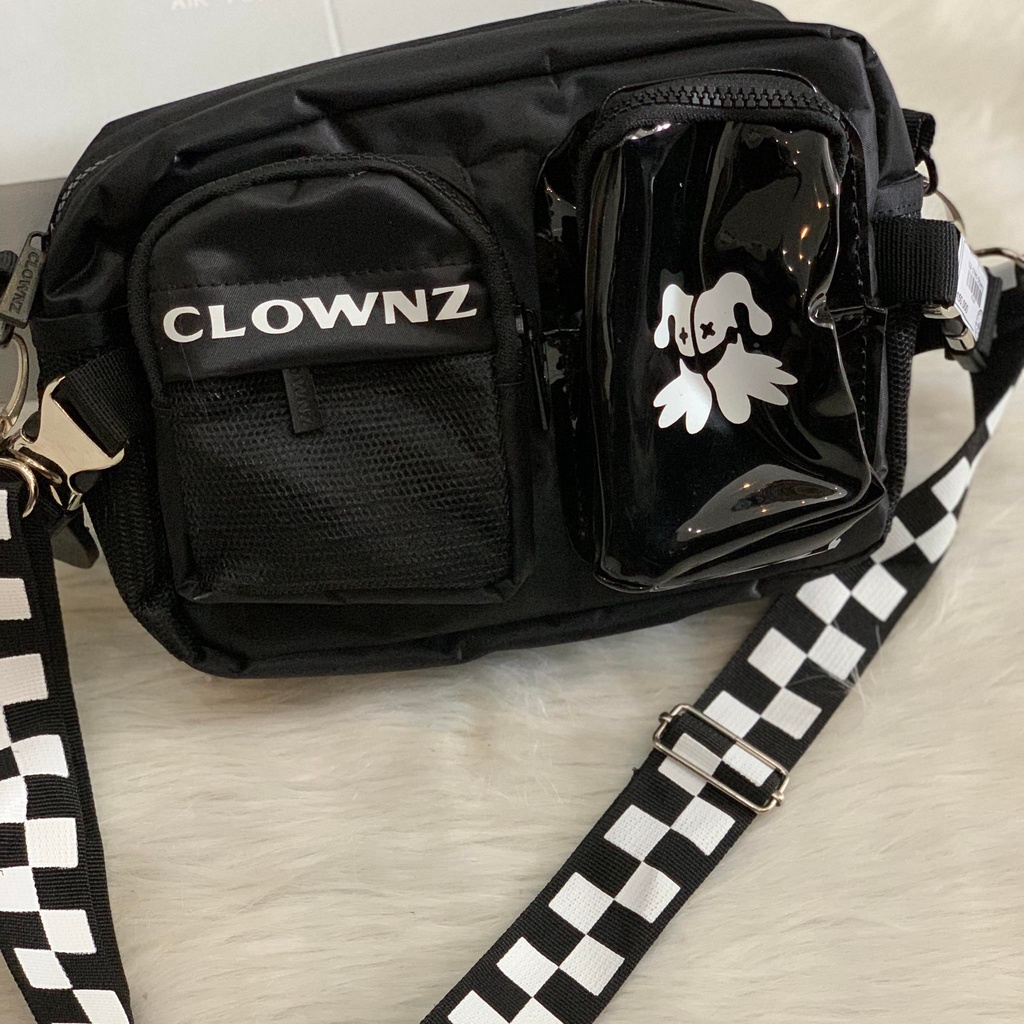 Túi đeo chéo ClownZ v4 thời trang nam nữ đi chơi đi du lich đen-móc khoá sắt,in nổi logo clownz, in bên trong -Gin Store