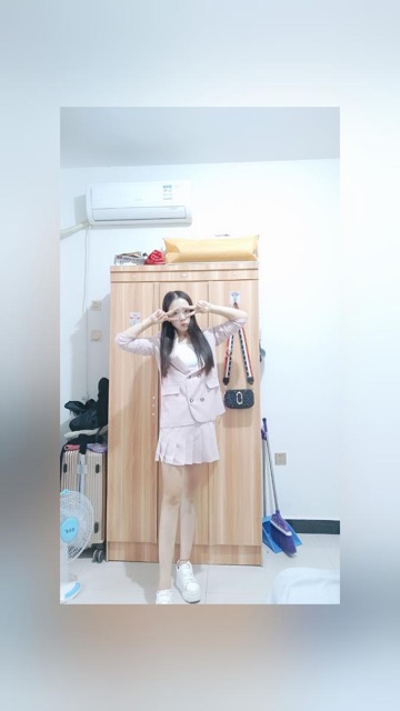 Bộ áo khoác vest và chân váy xếp ly sang chảnh