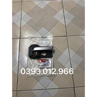 Tay mở cửa trong xe kia carens