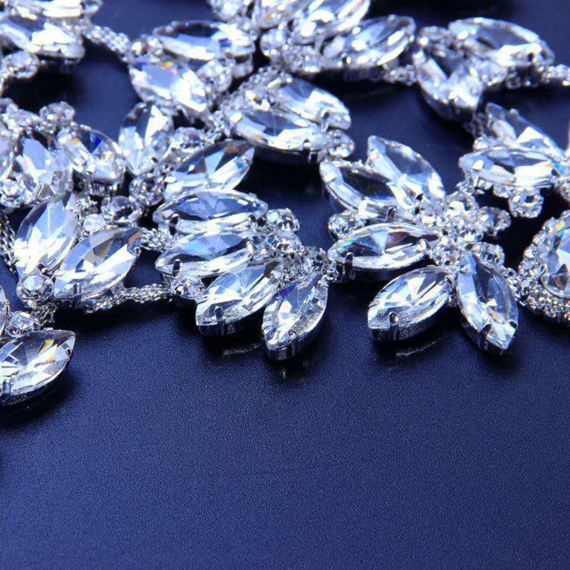 Khẩu trang đính đá phong cách gothic sang trọng cho nữ