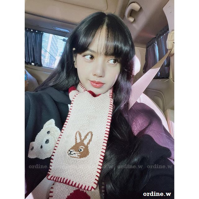 Khăn len hình thỏ & tim BLACKPINK Lisa vắt sổ cute