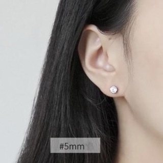 1 chiếc nụ tai bạc gắn đá trắng cỡ 5mm