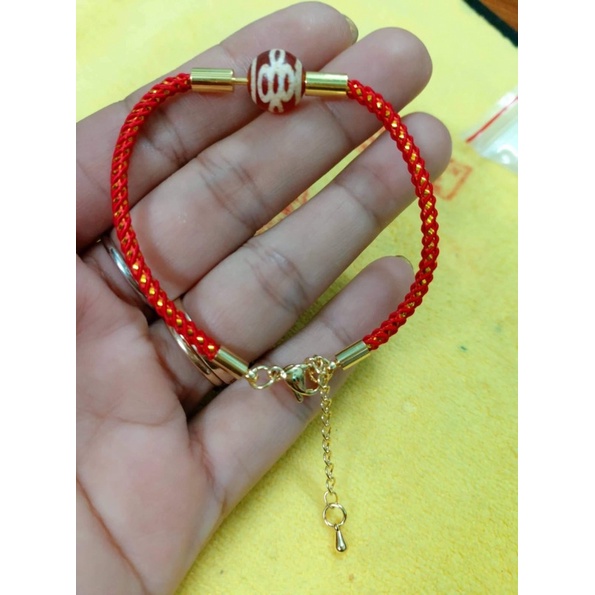 vòng tay chỉ đỏ