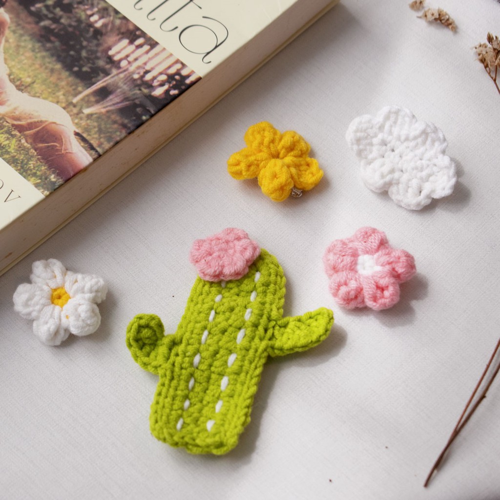 Huy hiệu/ Pin button cài áo balo móc bằng len