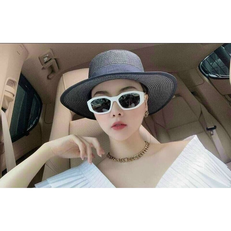 mắt kính sang chảnh , màu trắng , có đính logo nổi sang chảnh quý phái , gương mặt nào cũng phù hợp với dạng kính này