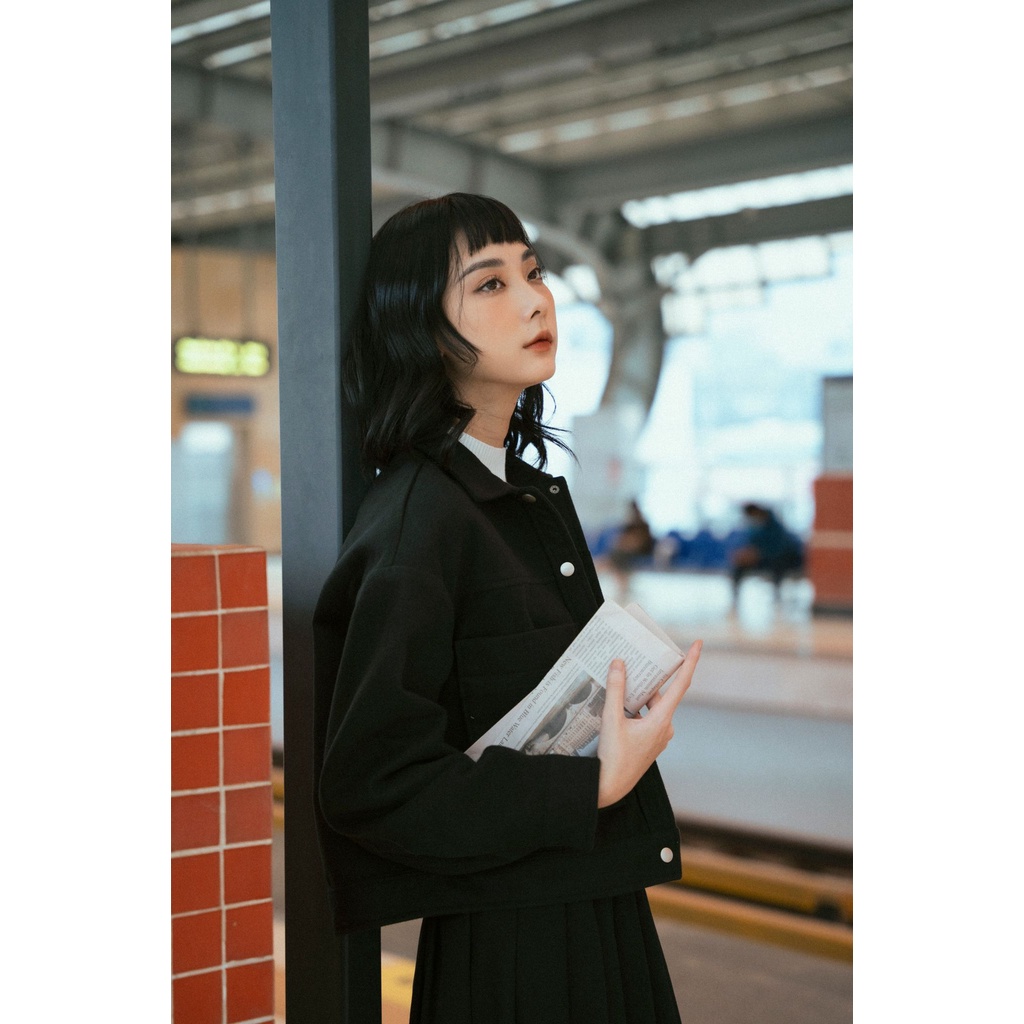 Áo khoác dạ đen nữ MADELEN dáng túi ốp cúc dập | BigBuy360 - bigbuy360.vn