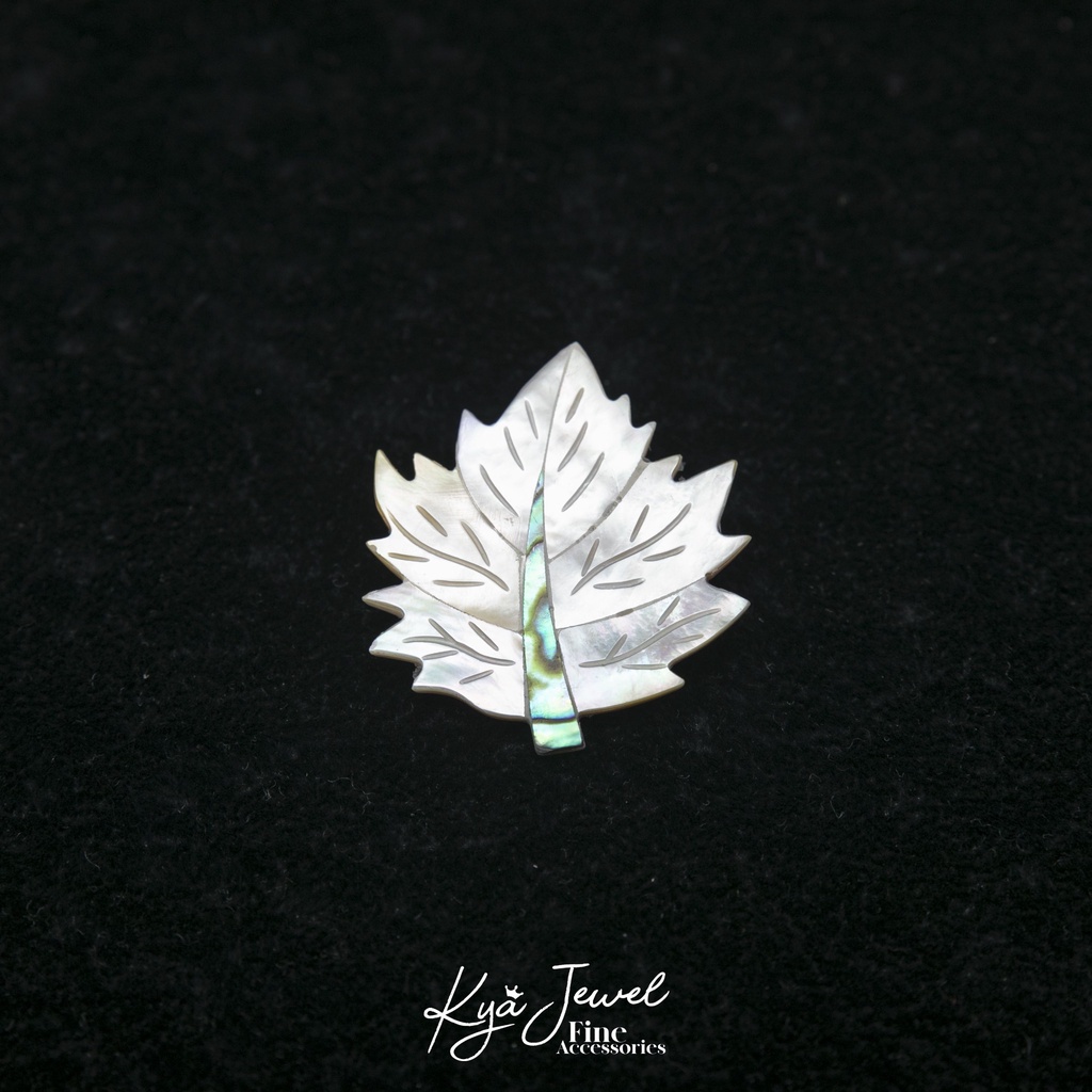 Cài áo Kya Jewel lá phong xà cừ thời thượng