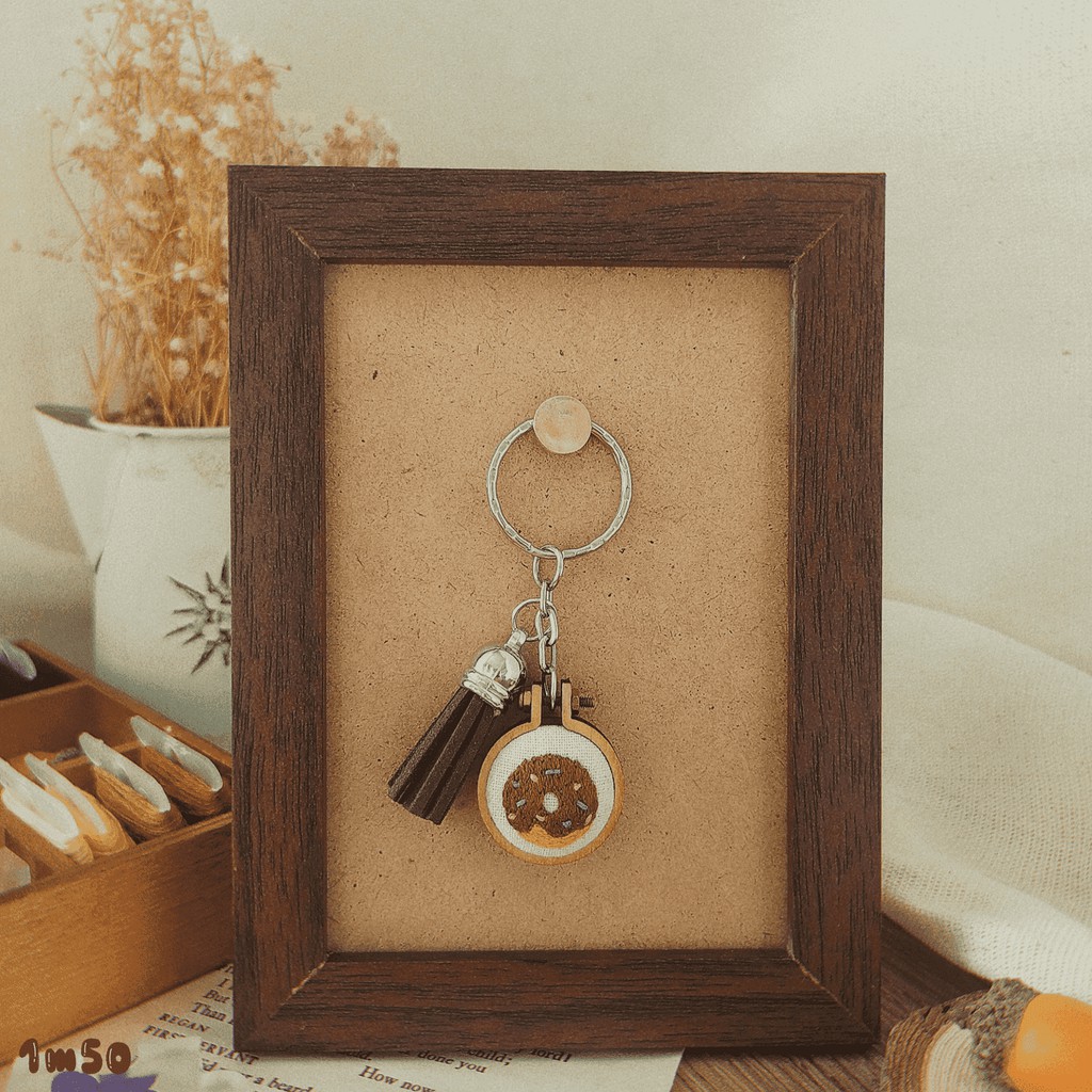 Donut - Móc khóa thêu tay handmade / Hand-embroidered keychain