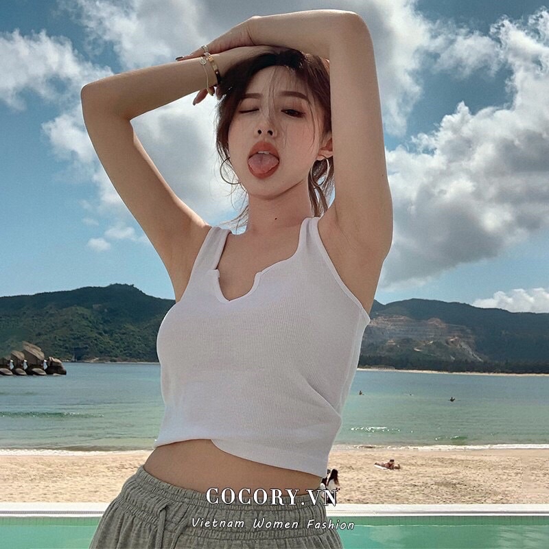 Áo croptop sát nách khoét cổ cá tính