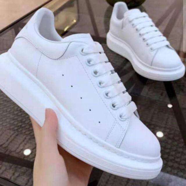 Giầy thể thao cho bạn gái dễ đi và dễ kết hopej đồ . Dáng mới trẻ trung với 4 màu vô cùng đẹp cho các bạn lựa chọn ,,,,,