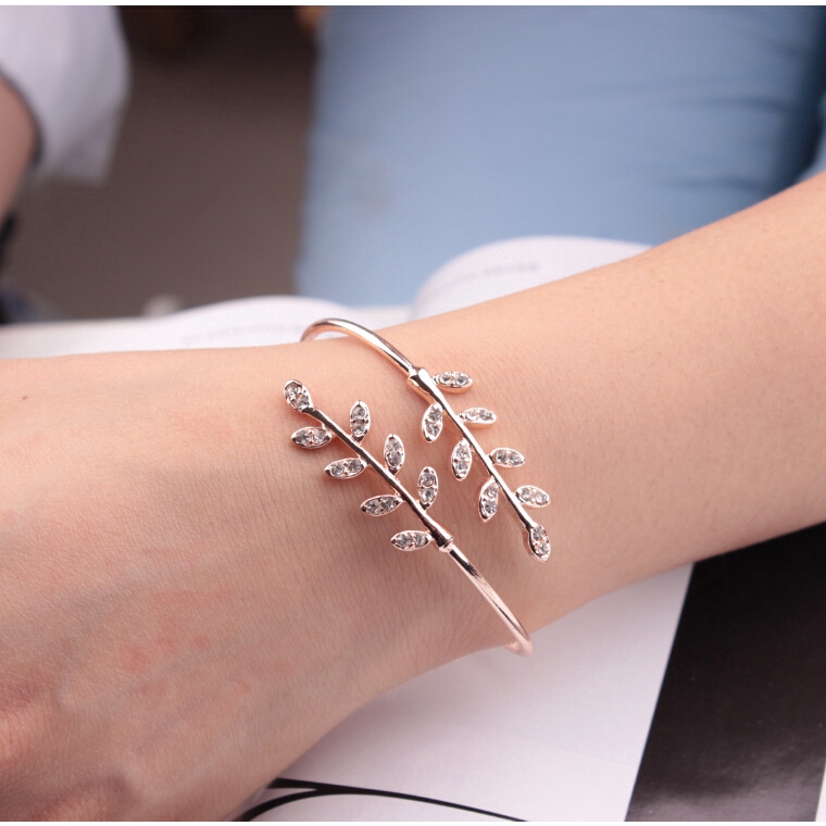 Vòng tay mạ bạc dạng hở hình chiếc lá xinh xắn