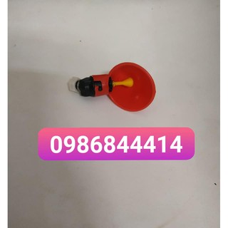 Cốc gắn xô cho gà uống nước