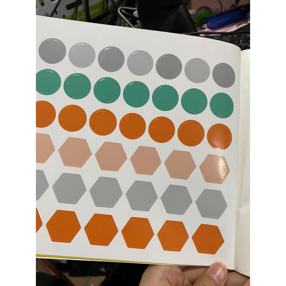 Sách - Hình dán ngộ nghĩnh phát triển khả năng quan sát : Các em bé động vật ( Đinh Tị )