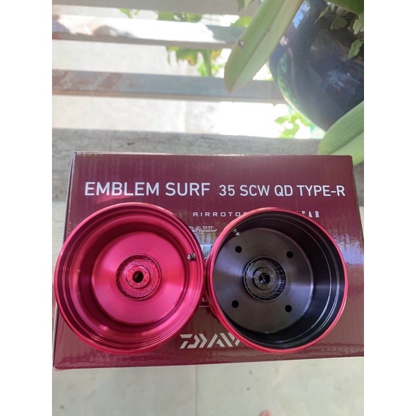Máy câu chính hãng Daiwa Emblem Surf 35 3 cối