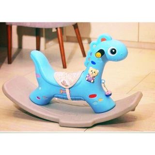 Ngựa bập bênh có nhạc.