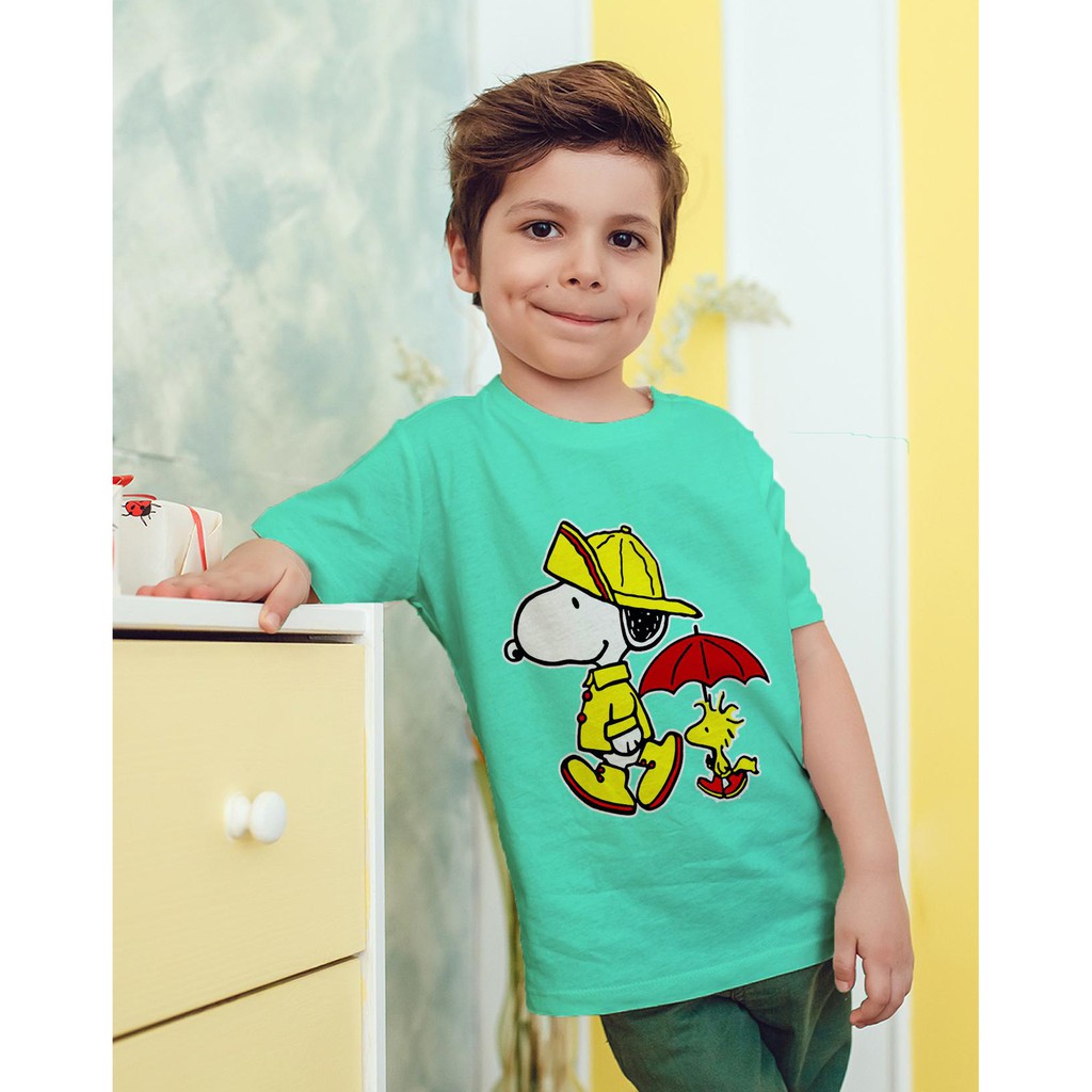 Áo thun Trẻ em in hình Snoopy &amp; Windsor dưới mưa Cotton Thun - Dẽ Thương