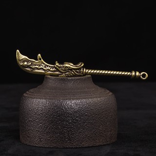 Tượng Trưng Bày Phong Thủy, Trang Trí Bằng Đồng Hình Thanh Đồ Long Đao (Kích cỡ: 8.0 x 1.3cm)