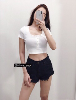 Áo croptop tay ngắn hở nút