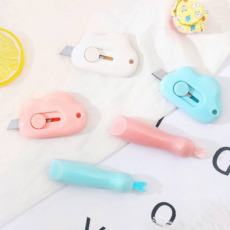 ⭐ iLado ⭐ Dao tiện ích dao mini Dao Rọc Giấy Bỏ Túi Mini hình dạng khác nhau móc khoá cute anime In Họa Tiết Hoạt Hình chất lượng cao Tiện Lợi Cuộn Rút dụng cụ mở thùng carton trang trí di động