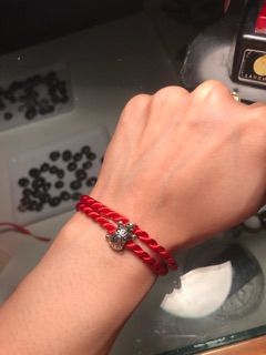 Vòng chỉ đỏ charm rùa