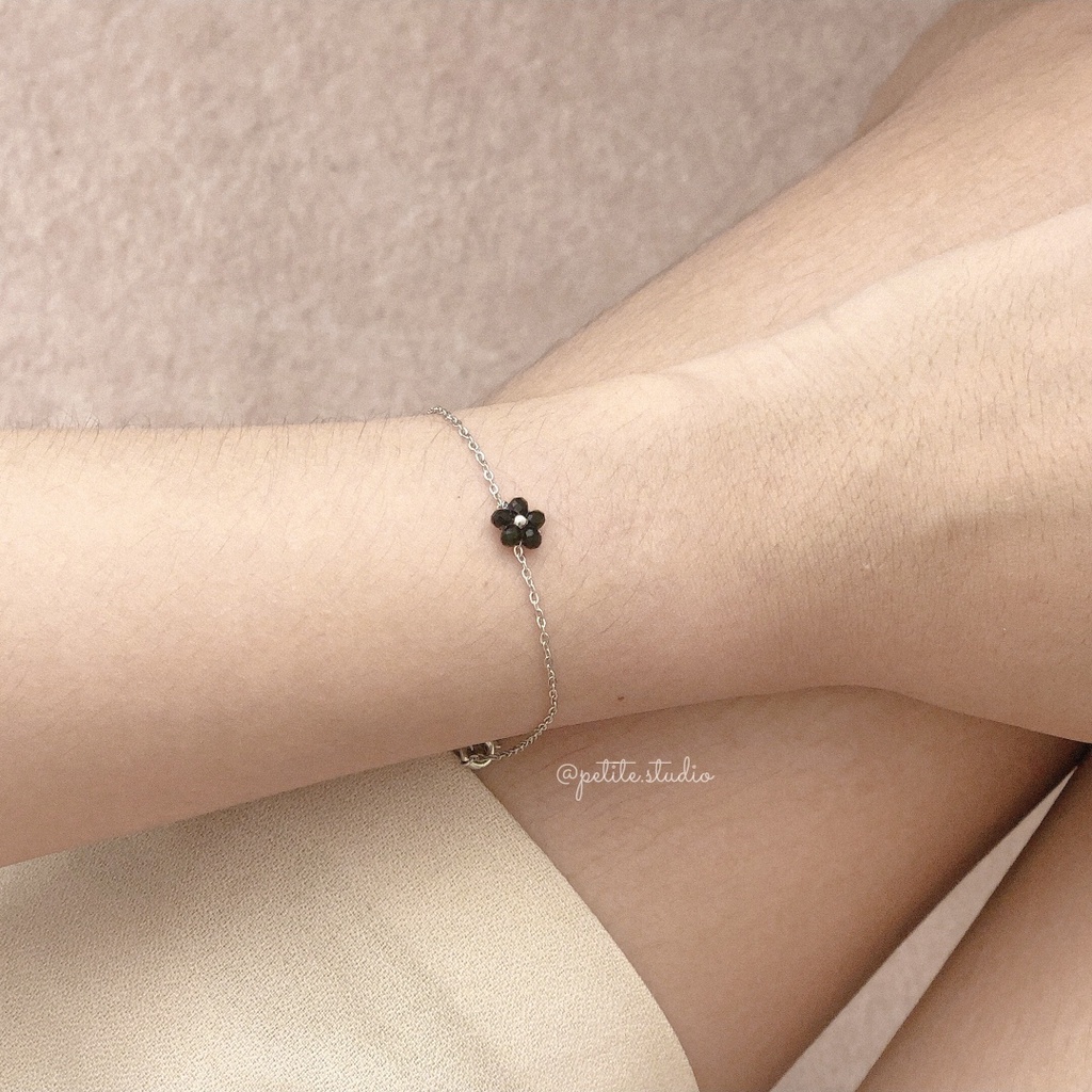Lắc tay dành cho nữ Onyx màu đen hoa nhí KHÔNG GỈ vòng tay thiết kế đơn giản basic phong cách hàn quốc