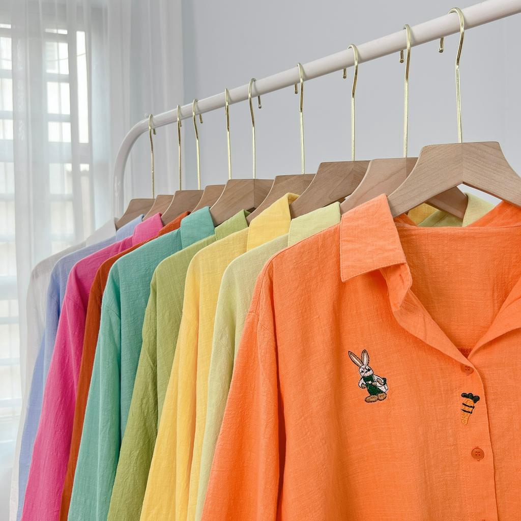 Áo Sơ Mi Công Sở Nữ Form Rộng Thêu Thỏ Cà Rốt Cực Yêu, Sơ Mi Nữ Freesize Chất Linen Bột Mềm Mát Nhiều Màu SUBICI