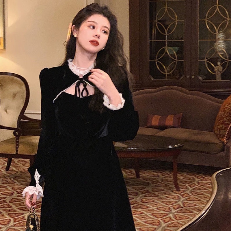 Đầm nhung đen khoét ngực dáng dài tiểu thư vintage