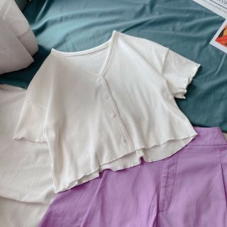 Set ao crop top trắng kèm quần tím