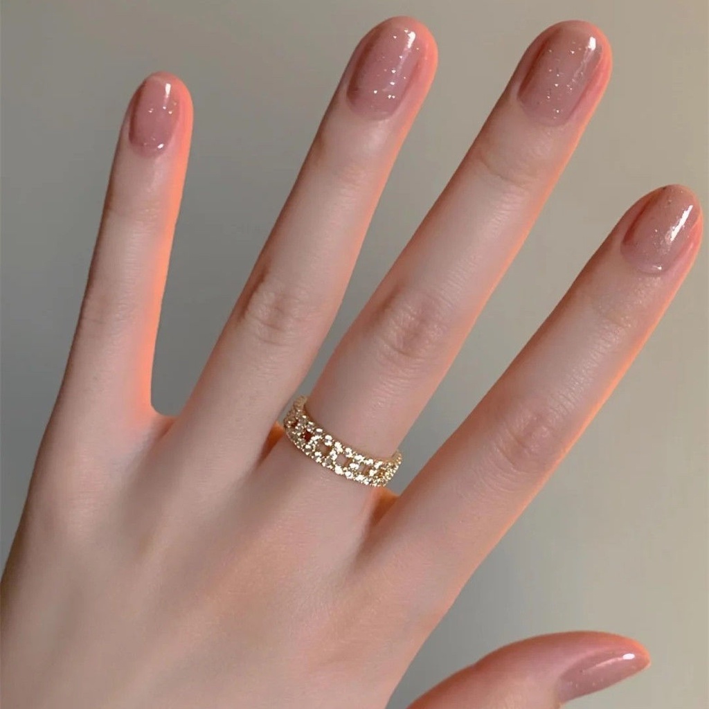 Sơn Móng Tay Màu Hồng Lấp Lánh Thời Trang