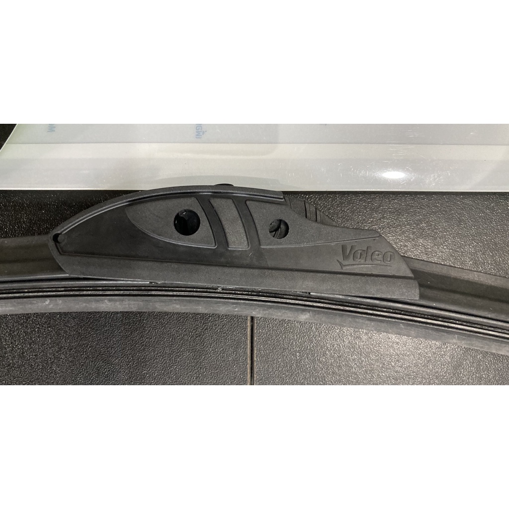 Gạt mưa thân mềm Valeo First Flat Blade: Móc chữ U có nhiều size từ 14"  đến 28"