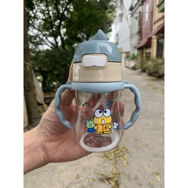 bình hút nước cho bé