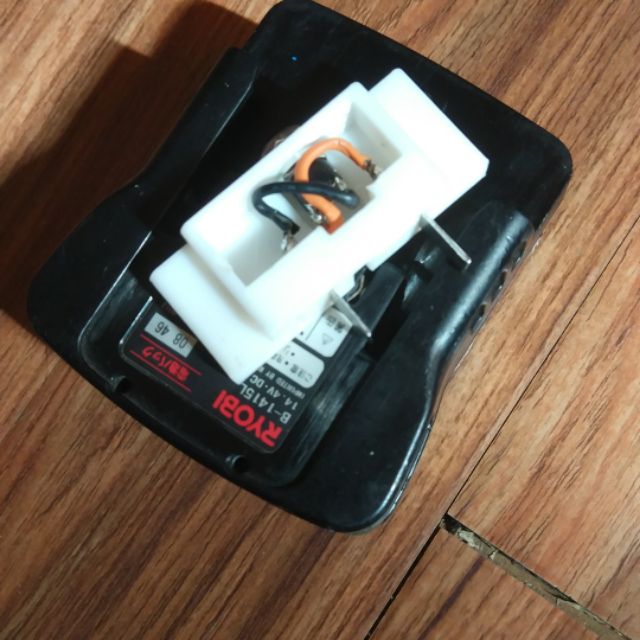 Bộ đế sạc ngoài cho pin Ryobi 14.4v