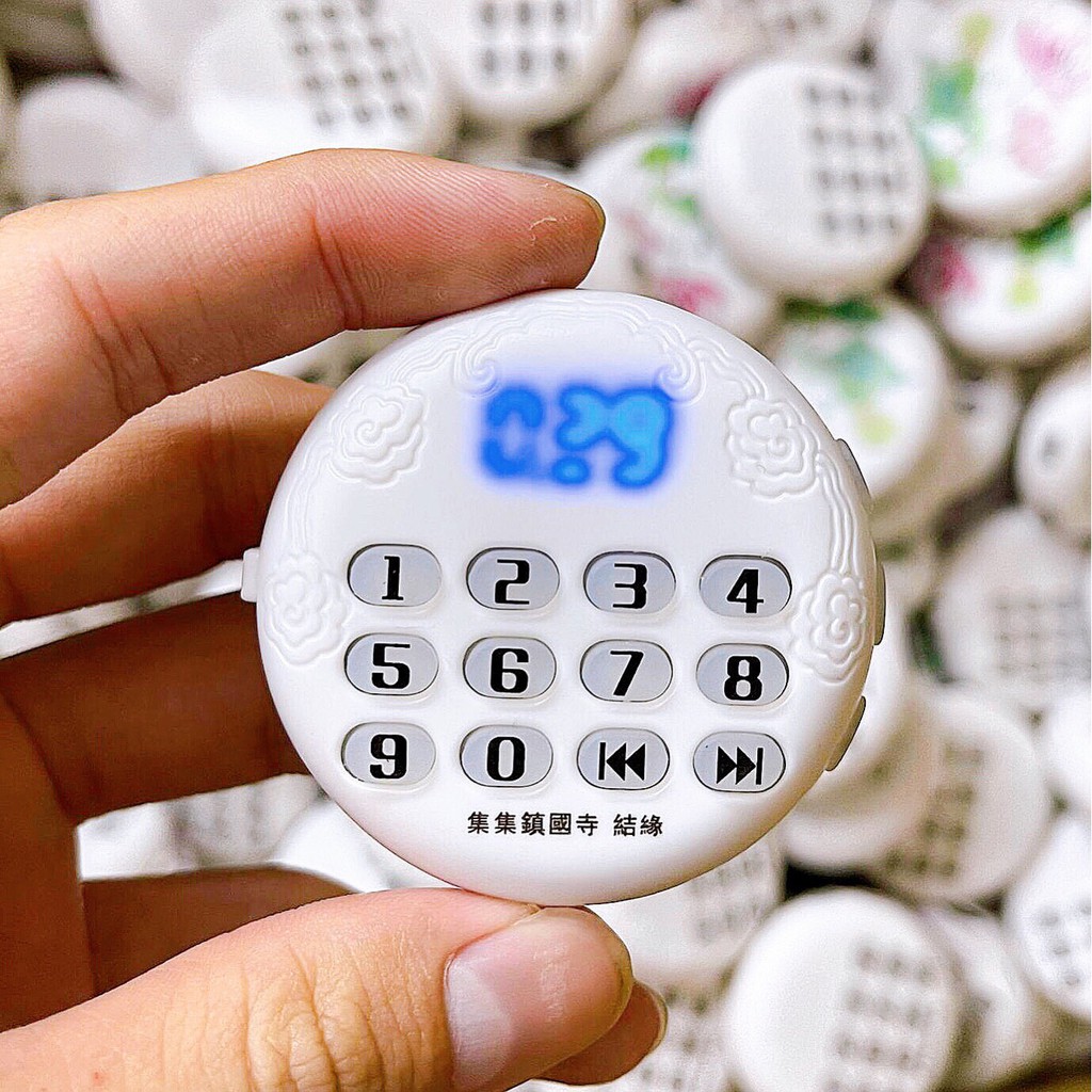 Máy nghe kinh hình tròn trắng có họa tiết hình hoa sen phong thủy có thể đeo trên người