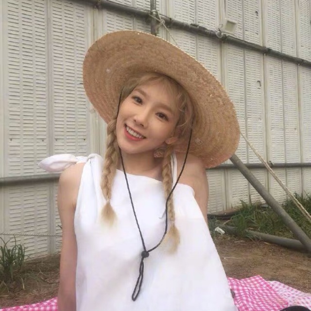 Mũ cói gaucho chóp tròn Taeyeon vành 10cm