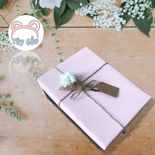 Hộp quà tặng, hộp quà giấy có nắp kèm giấy rơm và hoa dùng làm quà tặng sinh nhật