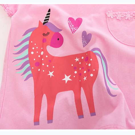 Mã 52001 áo thun hồng bé gái phối viền hoa vải ở tay và in hình ngựa trái tim ngọt ngào của Little maven