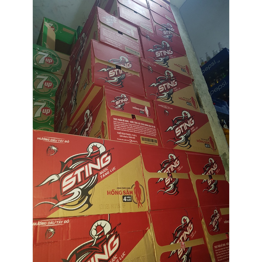 Lốc 6 Chai Nước Uống Tăng Lực Sting Dâu Tây Đỏ - Gold Rush Energy Drink Chai Nhựa PEP 330ml Date Luôn Mới