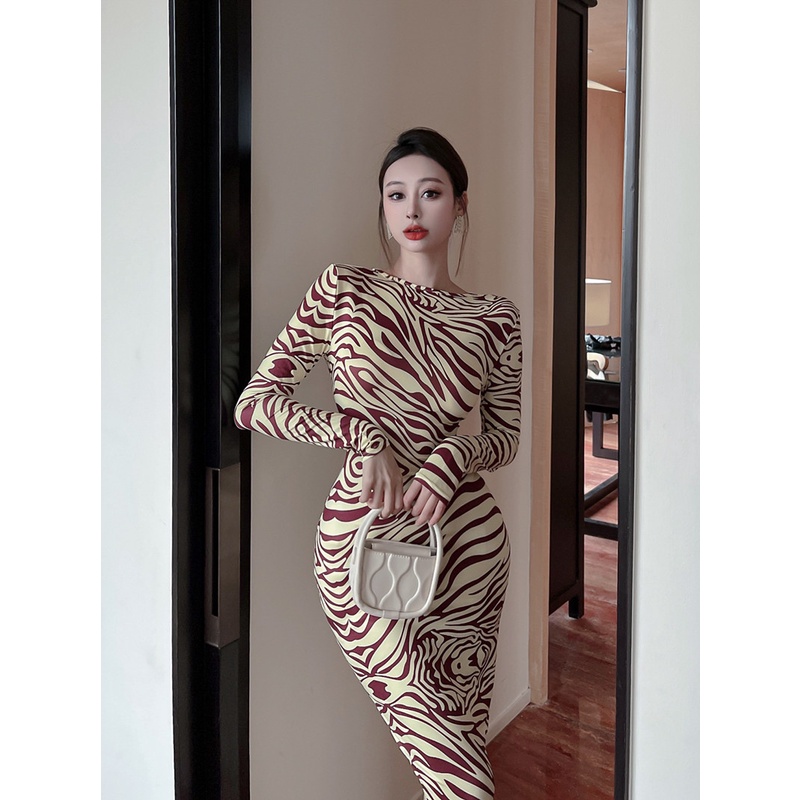 Đầm Tay Dài Dáng Ôm In Họa Tiết Khoét Ngực Thời Trang Mùa Thu 2022