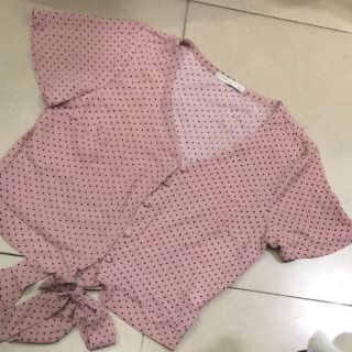 Áo chấm bi cột dây nhiều màu.