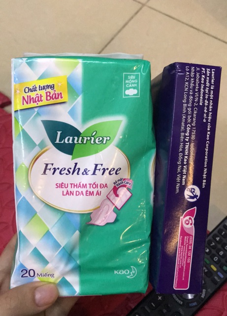 TẶNG 03 miếng đêm khi mua BVS FRESH&amp; free laurier 20 miếng giá bìa 39k/35k băng vệ sinh
