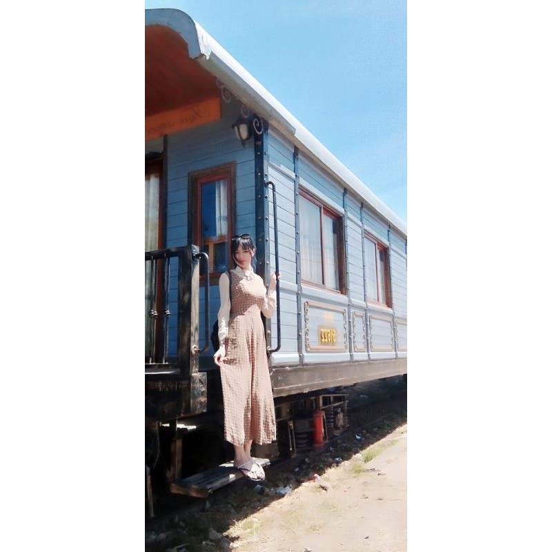 Đầm cổ điển hoa nhí.