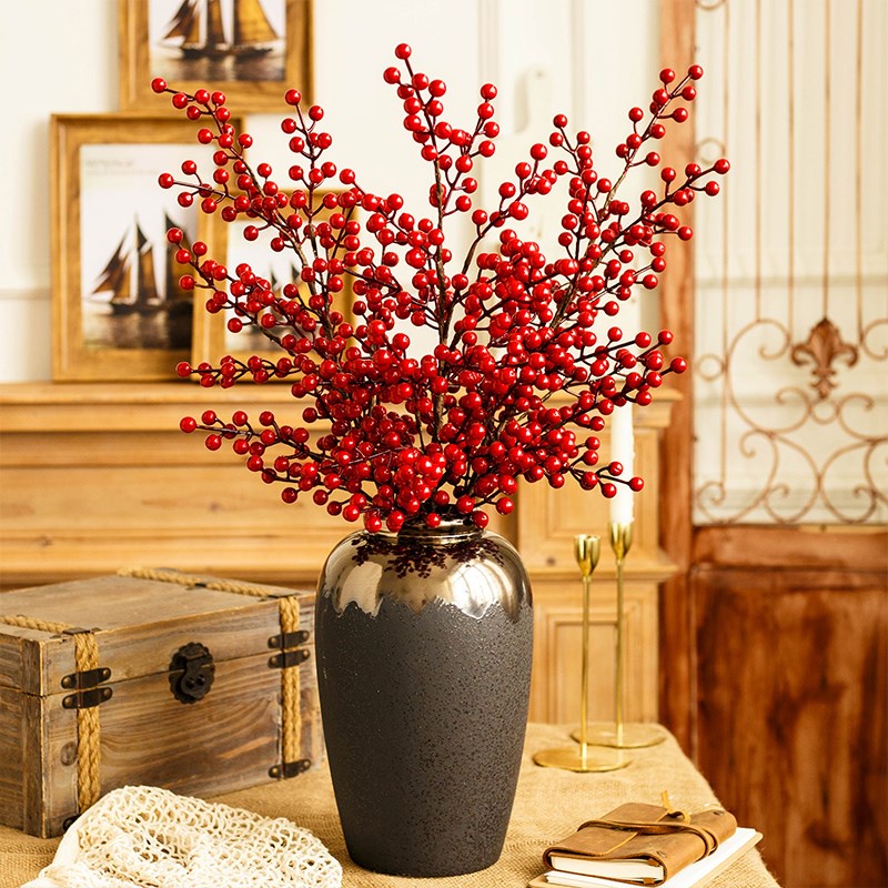 Quả mọng nhân tạo sinh động dùng để trang trí dịp Giáng sinh
