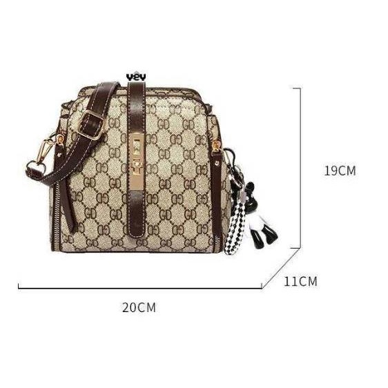 Túi Xách Đen Bóng Vừa In Logo Chanel Cổ Điển 12.12 1112 14B 06