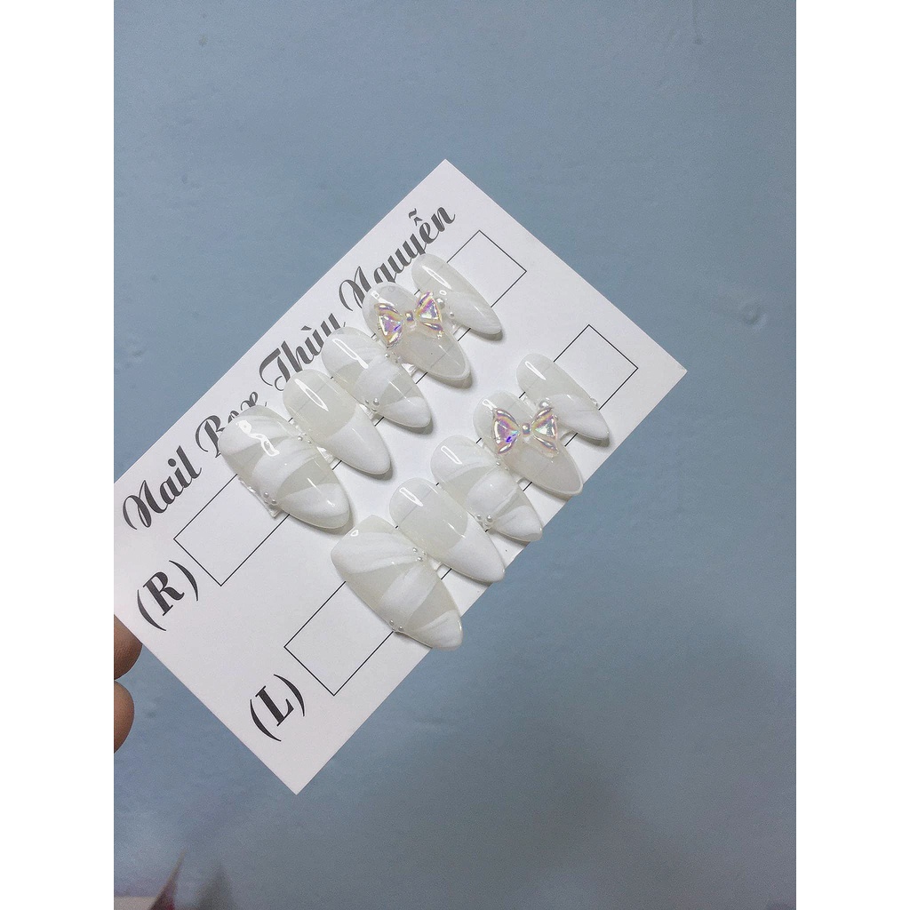 Nailbox móng úp thiết kế trắng tiểu thư