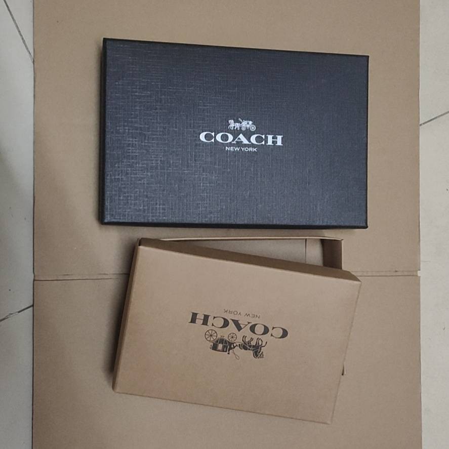 Ví Ngắn Cầm Tay Họa Tiết logo COACH 74547 Dập Nổi Cổ Điển Có Ngăn Đựng Ảnh Đôi