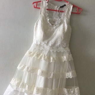 Đầm ren xòe tầng