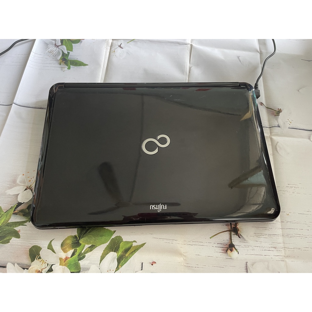 Máy tính xách tay Fu.jit.su Life.book AH54/E I3/4G/640/15.6 inch đen bóng | BigBuy360 - bigbuy360.vn